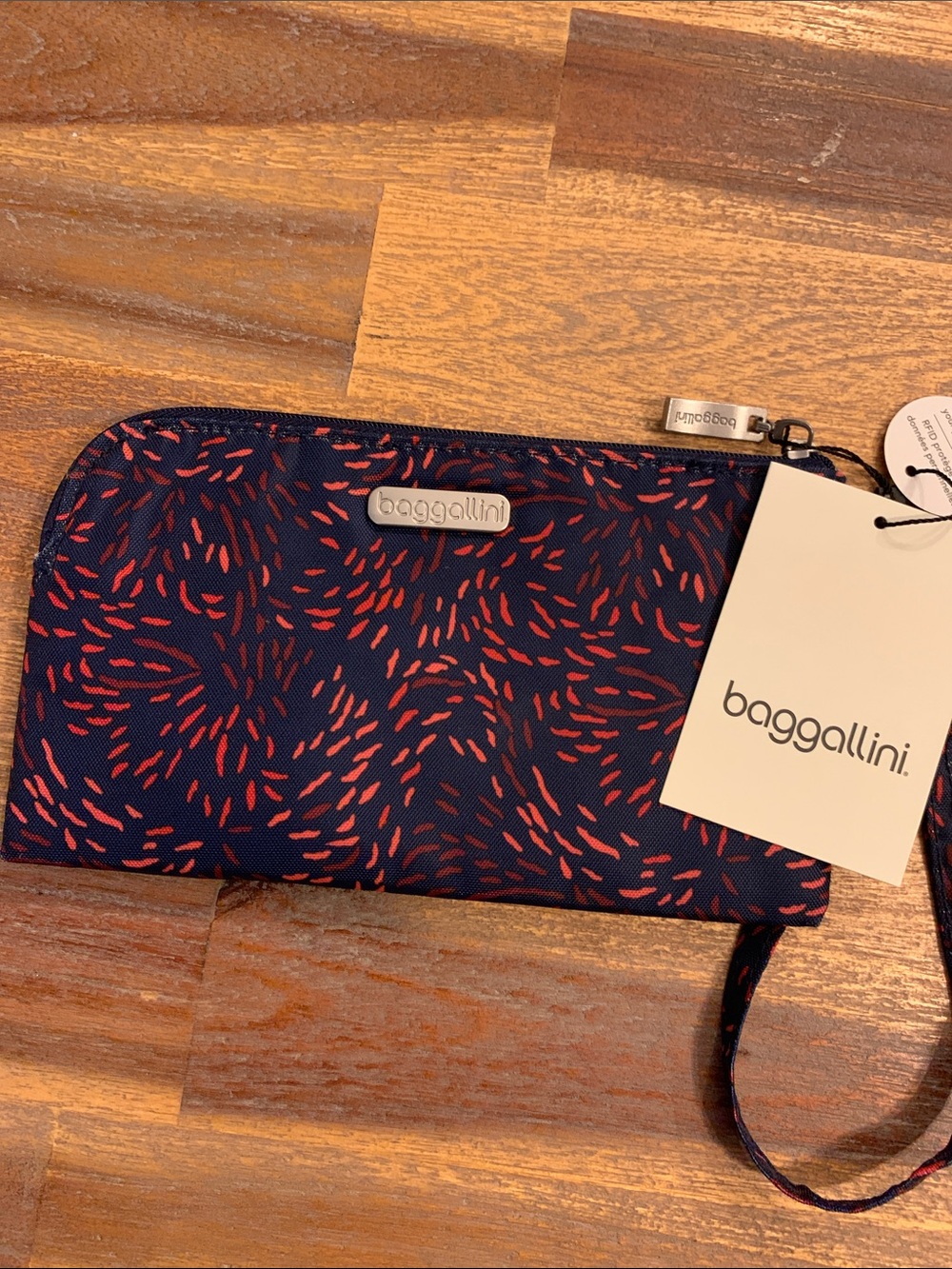 Baggallini wristlet. NWT